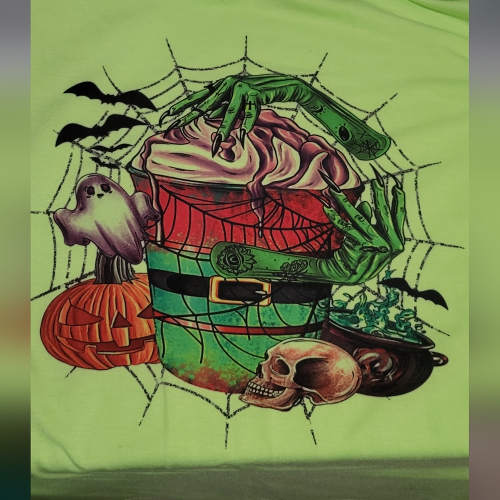 Green Short Sleeve Tee with Vintage Car Graphic Halloween